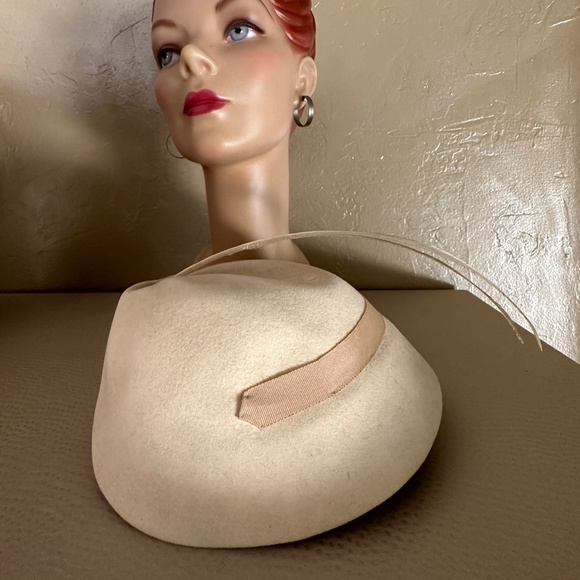 ELEGANT 1950s\' WINTER WHITE FELT TOQUE WITH TALL FEATHERS